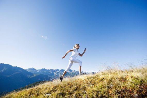 mb-Running_Berg Frau läuft Berg nach oben