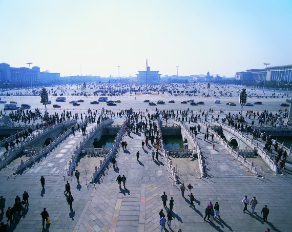 mb-china_boersenstopp2-en Tiananmen square in Peking