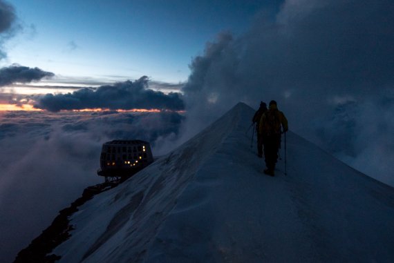 mb-MB-en-bei-Nacht Rolf Schmid (left) and Klaus Dittrich near the Goûter Refuge (4,304m).