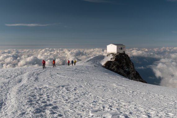 mb-MB-en-weisse-Huette Passing the Vallot Bivouac (4,362m).