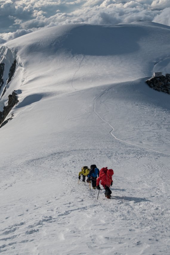 mb-MB-en-Crew-im-Schnee The rope team with Klaus Dittrich (yellow). The tracks left by the ascent via Dôme du Goûter and Vallot Bivouac is in the background.