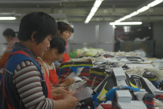 mb-Produktion-KTC Worker in the KTC-factory.