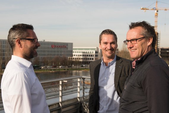 mb-160122-Messe_2015_jf_017 John Jansen (rechts) mit Markus Hefter (Mitte) und Tobias Gröber (links)