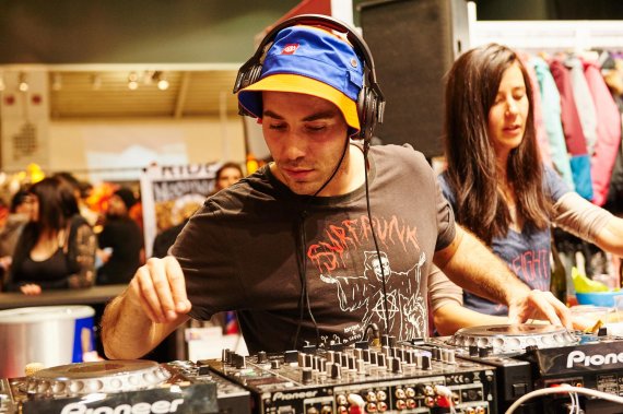 mb-160123-ISPO MUNICH 2015_jf_0484 Ein DJ legt bei einer Party auf der ISPO MUNICH 2015 auf.
