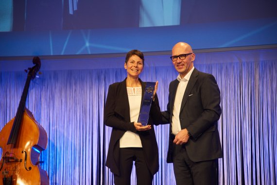 mb-160126-FF2_5985 Klaus Dittrich, Vorsitzender der Geschäftsführung der Messe München, überreicht Spitzenalpinistin Gerlinde Kaltenbrunner den ISPO Pokal als "Sportpersönlichkeit des Jahres"