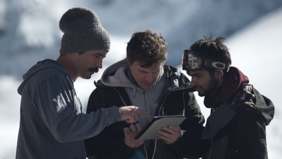 Klappt's schon? Filip Flisar, Weltmeister im Ski Cross, CEO Jamie Grant und Chief Technical Officer Pruthvikar Reddy testen Carv auf der Piste.