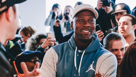 mb-Michael-Jordan-Shop-Eroeffnung War auch persönlich bei der Eröffnung anwesend: Ex-Superstar Michael Jordan, dessen erstes eigenes Geschäft in Toronto eröffnet wurde.
