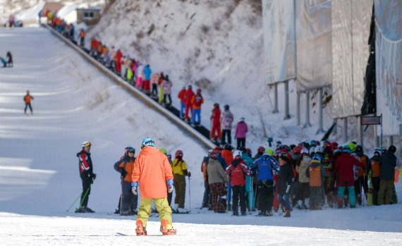 One Magic Carpet and a lot of people: this is how ski resorts look in China.