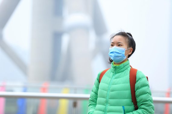 mb-en-china_nachhaltigkeit Woman with breathing mask in China.