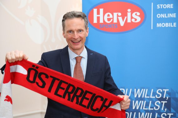 mb-hervis_eichblatt Hervis-Geschäftsführer Alfred Eichblatt freut sich auf die Fußball-Europameisterschaft 2016