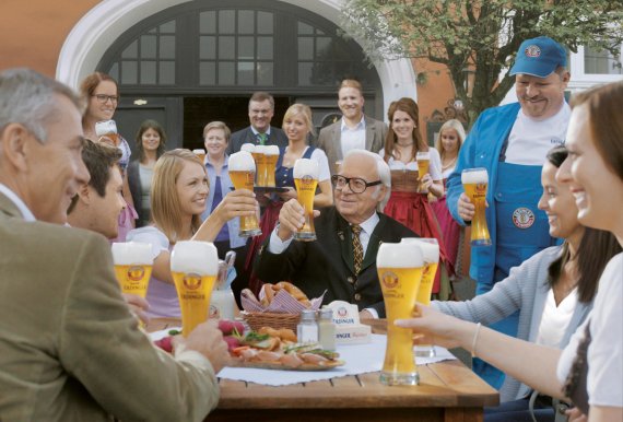 Magdalena Neuner stößt im Werbespot mit Brauerei-Chef Werner Brombach an.