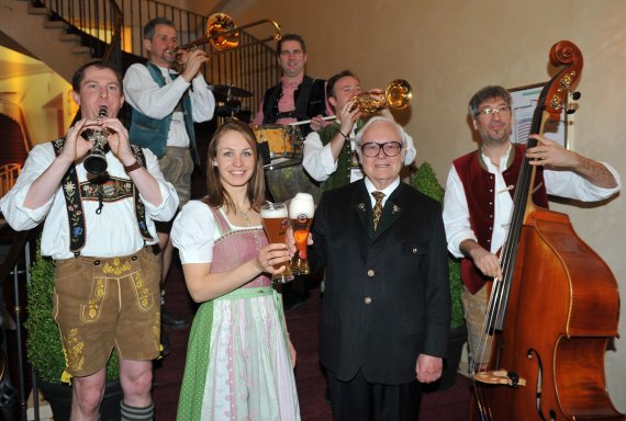 Anstoßen mit Erdinger-Chef Werner Brombach, die zweite: Diesmal auf der Werbespot-Premiere in München.