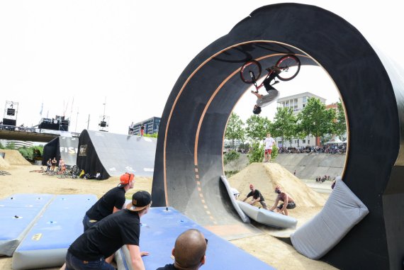 mb-FISE-BIKE-3 Schwerkraft? Für die MTB-Athleten kein Hindernis. Genauso wenig wie dieser Looping.