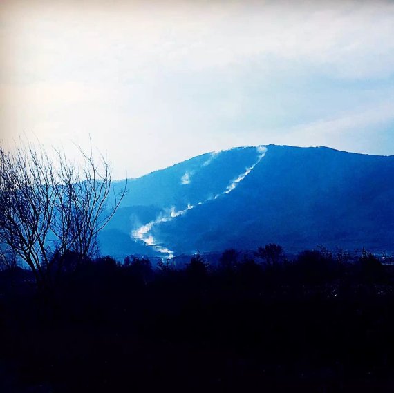 No such thing as secure snow conditions? Sure there is. The arid climate of northern China does not always guarantee sufficient precipitation. But that is where snow making machines come in to good use.