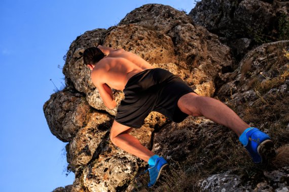 Bouldern – bei blauem Himmel in der Natur, sonst in der Boulder-Halle