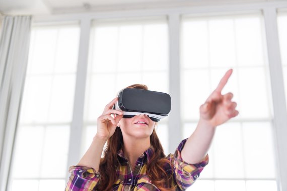 mb-160427-gear-vr-lifestyle-image-4-daniellesamsung Mit dem Virtual-Reality-Headset von Samsung und Oculus können Sie Spielfilme, Virtual-Reality-Serien, Spiele, sogar Facebook, Netfllix und Hulu streamen.