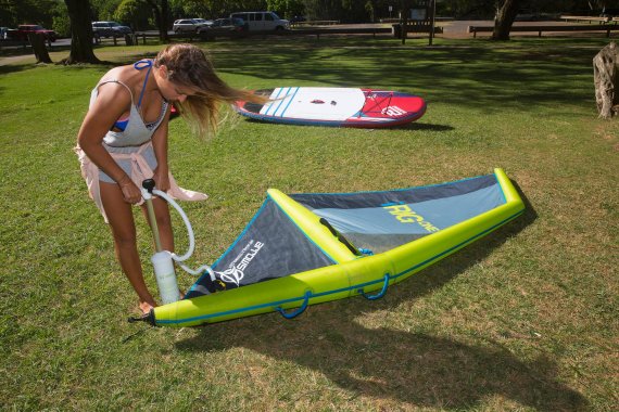 Ganz einfacher Aufbau durch Aufblasen. In ein paar Minuten ist das iRig aufgepumpt und bereit zum Windsurfen.