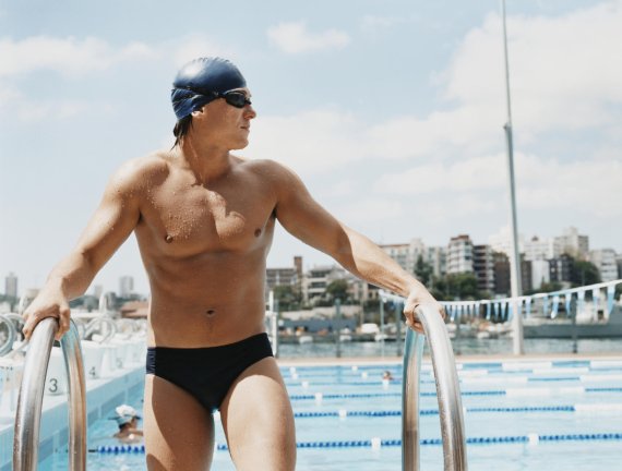 mb-160429-ThinkstockPhotos-dv1983036 Athletische Männer tragen 2017 enge Badehosen