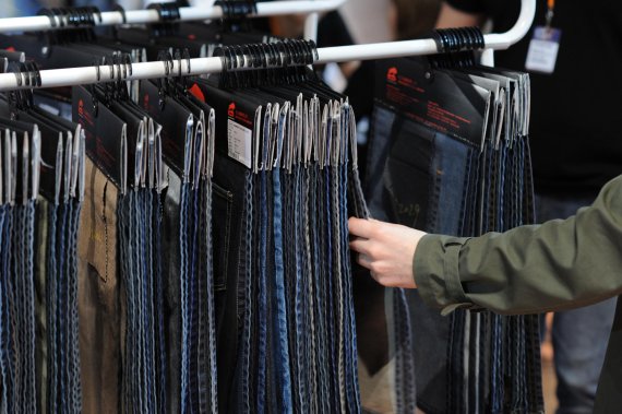 mb-Jeans-Denim-deutsch Denim Webereien sind weiterhin sehr beliebt und finden hohen Anklang in der Sportbranche.