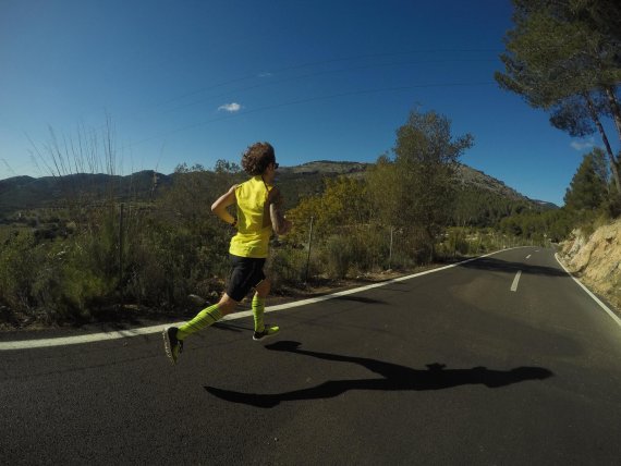  Ultraläufer Florian Neuschwander beim Laufen auf einer Straße in Südafrika