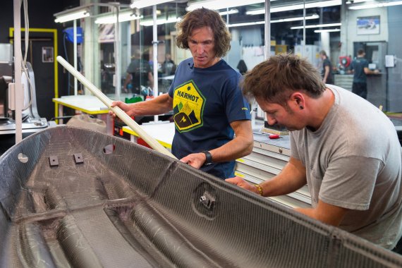 Stefan Glowacz bei der Entwicklung des Schlittens in Salzburg mit dem Carbotech-Team.