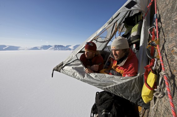 On the rock face, the sled replaces a portaledge and becomes a temporary sleeping place for Stefan Glowacz (r.) and Robert Jasper.