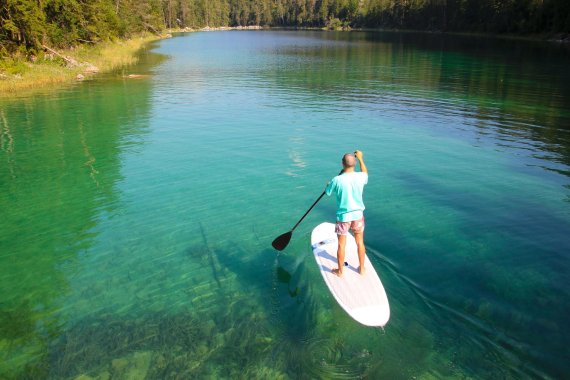 mb-Tripstix-SUP-Paddler Das Tripstix-Board kann man problemlos an die entlegensten Orte mitnehmen und die Ruhe genießen: Das SUP-Board kann man locker zusammenlegen.