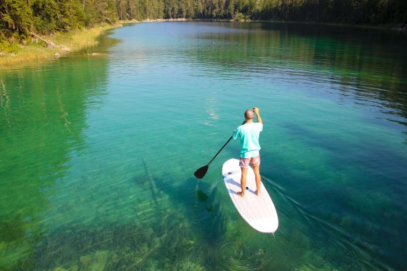 Das Tripstix-Board kann man problemlos an die entlegensten Orte mitnehmen und die Ruhe genießen: Das SUP-Board kann man locker zusammenlegen.