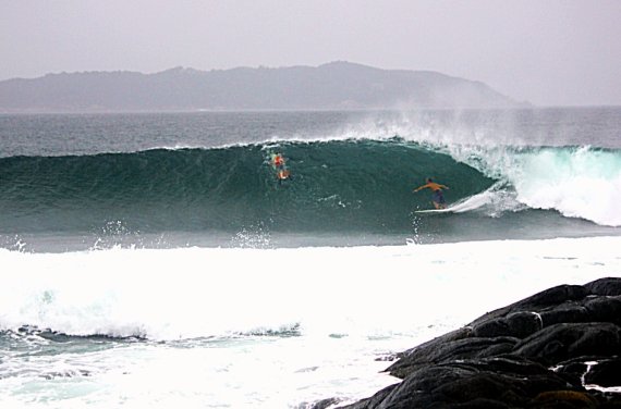 The tail of a typhoon brings divine conditions in front of Hainan.