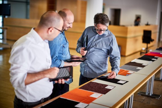 mb-en-ISPO-Textrends-2 The drapery for the summer: David Pircher (Oeko-Tex), Vincent Lecrosnier (Adidas) and Peter Waeber (bluesign) are rating the applications.