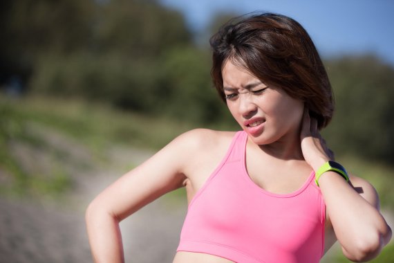 mb-160531-ThinkstockPhotos-512107986 Nackenschmerzen haben Ursachen, gegen die Sport helfen kann.