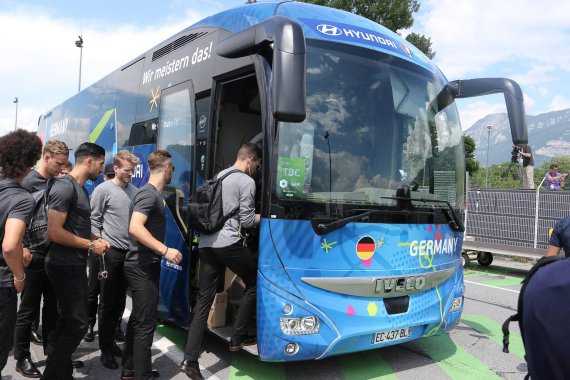 mb-160609-dfb-mannschaftsbus-em During the 2016 EC, the DFB team will travel in the team bus by Iveco.