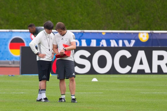 mb-160609-Joachim Loew Fussballschuhe Copa Mundial Headcoach Joachim Löw (l.) Thomas Schneider like the traditional black and white Adidas shoes best.