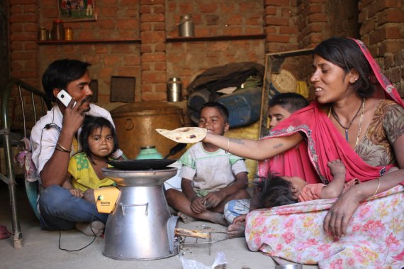 Keinen giftigen Rauchpartikeln mehr ausgesetzt: Eine Familie in Indien mit dem HomeStove.
