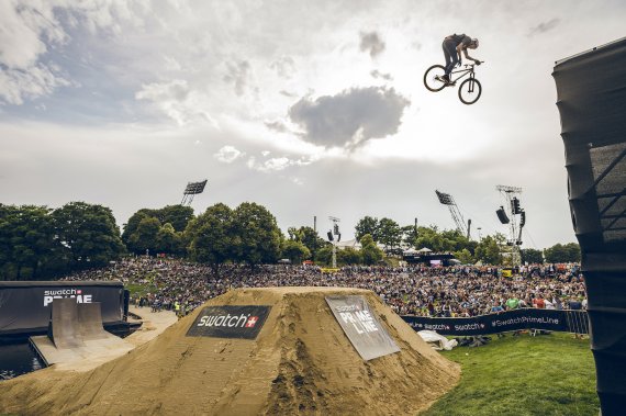 Action im Münchner Olympiapark: Thomas Genon fliegt beim MTB-Slopestyle durch die Luft.