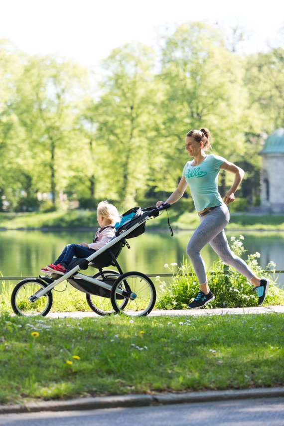 Ingalena Heuck findet, dass man auch als Mutter nicht mit dem Sport aufhören sollte. Sie läuft mit Kinderwagen. 