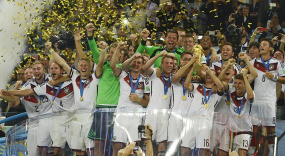 mb-Weltmeister-Pokaluebergabe-DFB Is the win of the EURO 2016 worth as much as the trophy of the World Championship? This is how the DFB-Team celebrated in Rio.