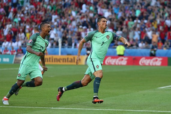 Cristiano Ronaldo (r.) wears the Nike Mercurial Superfly V (290 euros), while teammate Nani plays in Adidas X 16+ Purechaos (300 euros).