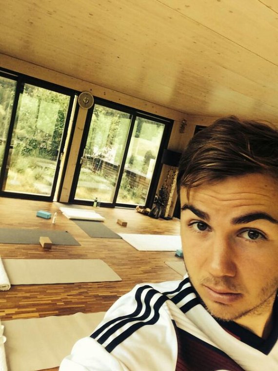 Mario Götze zeigte sich bei Twitter im Mai 2014 bei einer Yoga-Session.