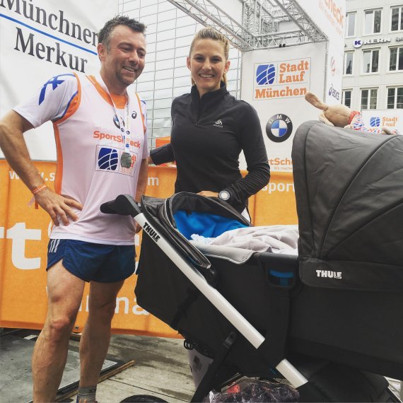 mb-en_joggen-mit-baby-3 ISPO.com editor in chief Gunnar Jans with Ingalena Schömburg-Heuck at the city run in Munich