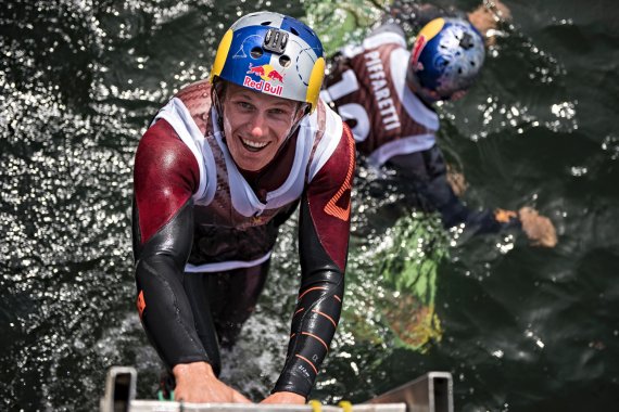 Wollte eigentlich gar nicht im Wasser landen: Dominik Gührs hat sich ein Wakeboard im Laden aufschwatzen lassen.