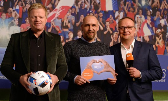 Oliver Kahn (l.), Holger Stanislawski und Oliver Welke (r.) bilden das TV-Trio für das ZDF