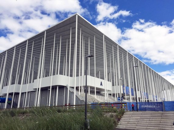 mb-160705-bordeaux-stadion Optisch einmalig ist das Stadion in Bordeaux. Es wurde 2015 eingeweiht und hat 42.000 Plätze.