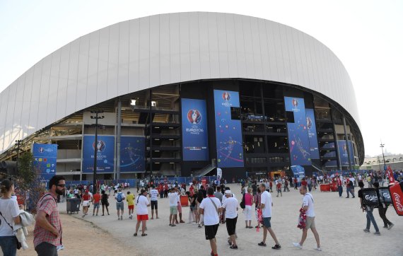 mb-160705-stade-velodrome-marseille Die Fans strömen ins Stade Velodrome in Marseille, es wurde umgebaut und fasst 67.000 Zuschauer.