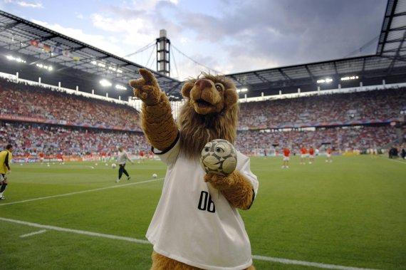 Deutschlands WM-Maskottchen Goleo grüßt aus dem Kölner Stadion, das einer von zwölf Austragungsorten 2006 war.