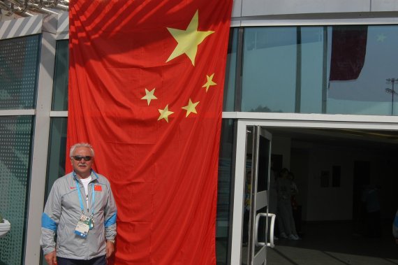 Man sieht im seinen Stolz als chinesischer Cheftrainer an: Josef Capousek bei den Asien Games 2005 in Doha.