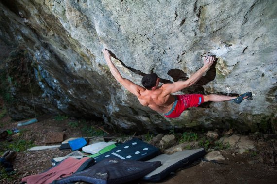 Bouldering at the limit: Professional climber Jernej Kruder wears Heinz Mariacher’s “Drago” model.