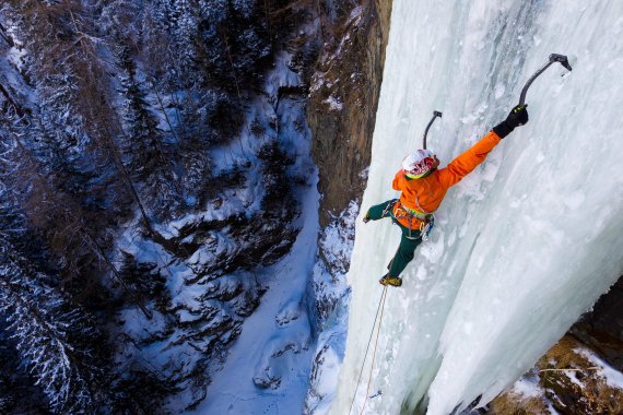 Größtes Vertrauen in die Technik: Hansjörg Auer hängt an der Eiswand.