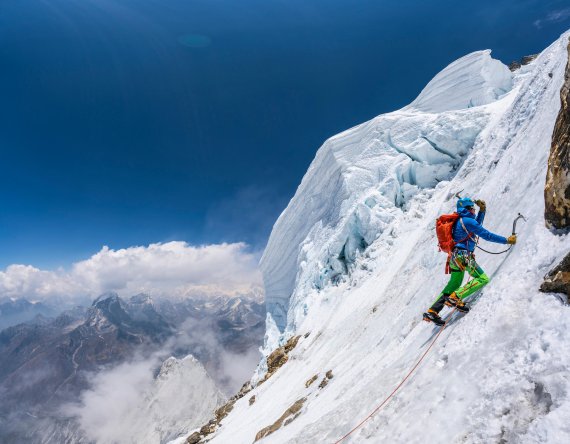 Extremely light: When ice climbing, every gram less is worth its weight in gold.