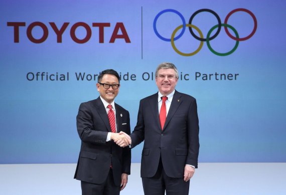 mb-Toyota-Sponsor-Olympia-Tokyo Schon im März 2015 wurde Toyota von IOC-Präsident Thomas Bach (r.) als Olympia-Sponsor für Tokyo 2020 vorgestellt.